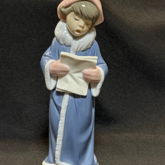 Lladro 6533 The Christmas Caroler 10" Blue & Pink Outfit Holding Sheet Music - Picture 1 of 10